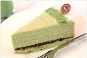 台南【深藍咖啡館】。天啊！超級好吃的千層蛋糕！我的頭上有小花