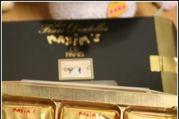 【MAXIM'S DE PARIS】。好吃的純巧克力脆片，法國來的甜點都特別厲害
