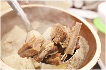 台南【霸味羊肉爐】。薑母鴨湯頭的羊肉爐，好薑又好羊，冷颼颼進補囉！