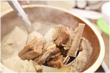 台南【霸味羊肉爐】。薑母鴨湯頭的羊肉爐,好薑又好羊,冷颼颼進補囉!