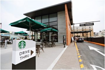 台南永康【星巴克+得來速】。全台第一家Drive Thru,買咖啡免下車,還有限量門市杯(3/27開幕)