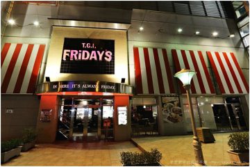 台南【T.G.I. FRIDAYS】。美式餐廳就是這麼熱情如火！適合聚餐的好地方！