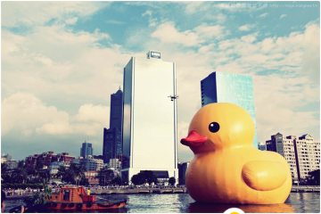 高雄光榮碼頭【黃色小鴨】。台灣首站呱呱下水啦！中秋節正式亮相唷！Rubber Duck Taiwan Tour - Kaohsiung