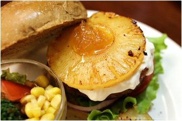 台北【POND BURGER CAFE】。超美味的手打牛肉漢堡,一吃就愛上!