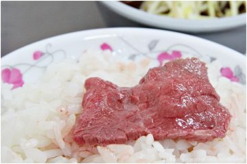 台南【文章牛肉湯】。鮮嫩的大肉片與清香湯頭