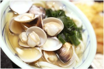 台南【丸龜製麵】。平價的正宗讚岐烏龍麵,秋季限定每日30碗的蛤蠣烏龍麵,搶先進補囉!@新光三越新天地